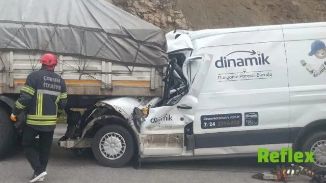 Çorum-Samsun Yolunda Minibüs Tıra Çarptı: Sürücü Hayatını Kaybetti