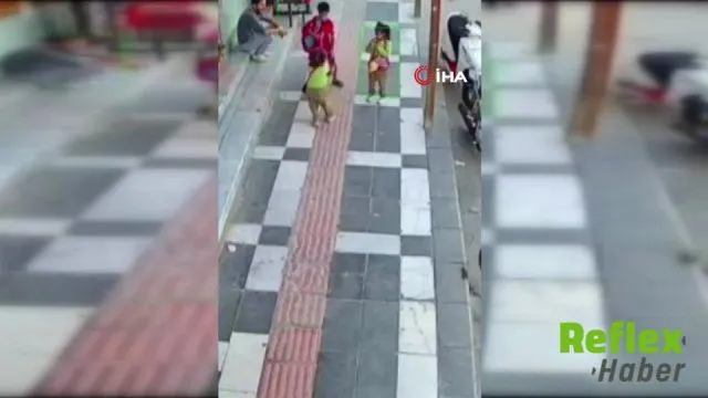 Şanlıurfa'da İ̇ki Kız Kardeş İ̇çin Çantaları Taşıyan Abi Takdir Topladı