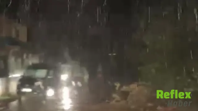 Sakarya'da Sağanak Sel Sularıyla Araçları Sürükledi