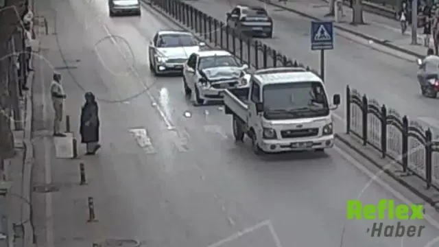 Amasya'da yayaya yol vermek için duran kamyonete otomobil çarptı