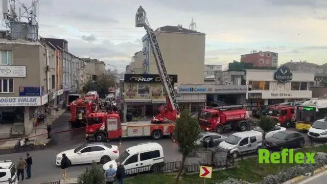Küçükçekmece'de Çatı Yangını İ̇tfaiye Müdahalesiyle Söndürüldü