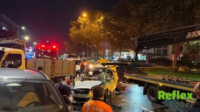 Beyoğlu’nda Otomobil Kamyonetin Altına Girdi: 3 Yaralı