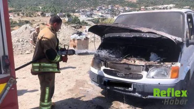 Antakya’da Seyir Halindeki Minibüsün Motoru Alev Aldı