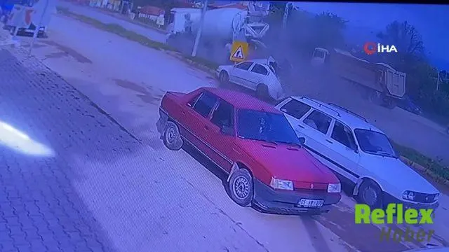Çorum Laçin’de Freni Boşalan Beton Mikseri Otomobile Çarptı