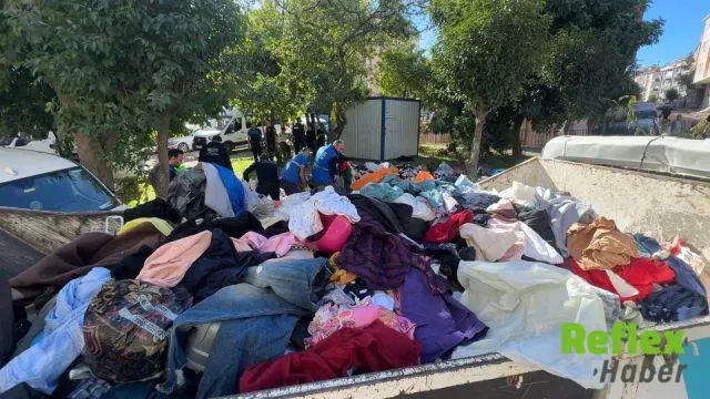 Avcılar’da Bodrumdan Sokağa Taşan Kıyafetler Mahalleliyi Hareketlendirdi