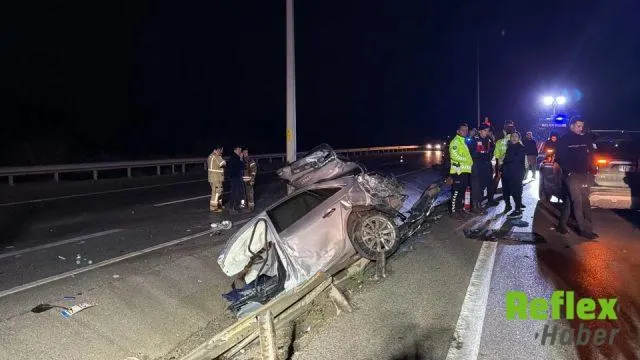 Çanakkale'de Feci Kaza: Otomobil İ̇kiye Ayrıldı, İ̇ki Genç Öldü