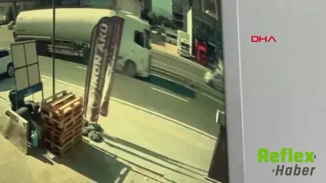Mersin'de kadına akaryakıt tankerinin çarptığı kaza kamerada
