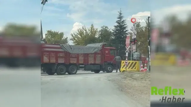 Afyonkarahisar'da raylarda kalan kamyon paniğe yol açtı