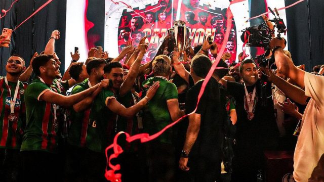 Amedspor Süper Lig’e Yükseldi:  Kupayı Diren Ha Şarkısıyla Kaldırdı