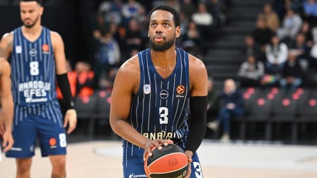 Anadolu Efes, evinde Baskonia'ya 89-75 mağlup oldu