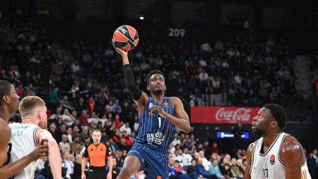 Anadolu Efes, evinde Dubai Basketbol'a 80-76'lık skorla mağlup oldu