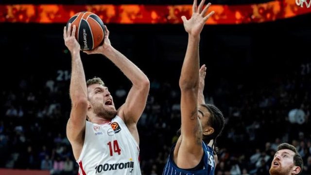 Anadolu Efes, evinde Olympiakos'a 74-68 yenildi