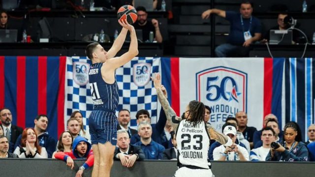 Anadolu Efes, Virtus Bologna'yı sahasında 91-60 mağlup etti