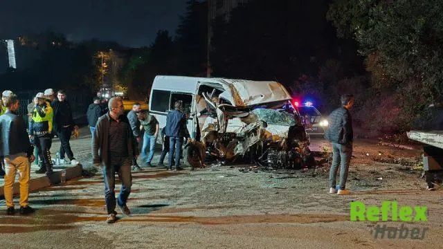 Karabük’te İ̇şçi Servisi Elektrik Direğine Çarptı: 6 Yaralı