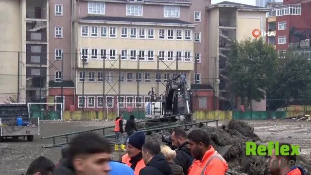 Ayazağa'da Sel Sonrası Stadyum Ve Riskli Yapıların Yıkımına Başlandı