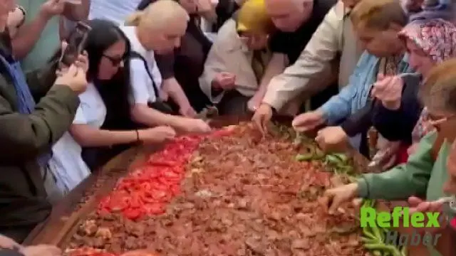 Bursa'da 3 metrelik tepside İskender kebap: 700 kişiye ikram edildi
