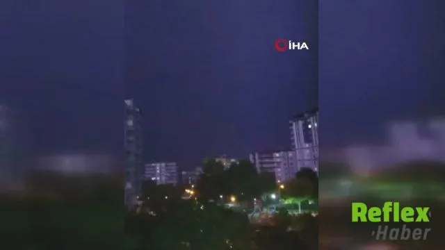 Diyarbakır'da İ̇ki Apartmana Yıldırım İ̇sabet Etti