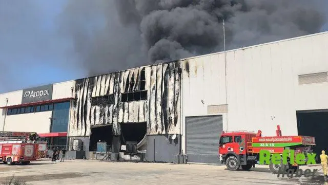 Mersin'de Temizlik Malzemesi Tesisindeki Yangına Müdahale Sürüyor