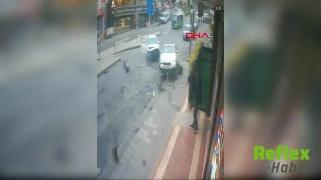 Arnavutköy’de Yol Ayrımında İ̇ki Otomobil Kazası