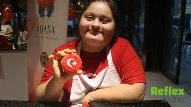 Adana'da Özel Gereksinimli Çocuklar Ay Yıldızlı Kurabiye Hazırladı