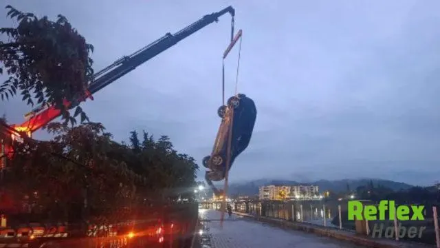 Çorum’da Seyir Halindeki Otomobil Yoldaki Çukura Saplandı