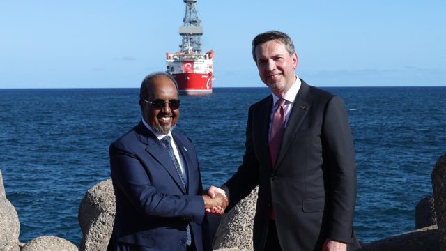 Bakan Bayraktar, Somali'de Çağrı Bey Sondaj Gemisi'ni Karşıladı