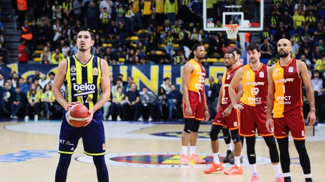 Basketbol Süper Ligi'nde derbi nefes kesti: Fenerbahçe Beko 2 sayı farkla kazandı
