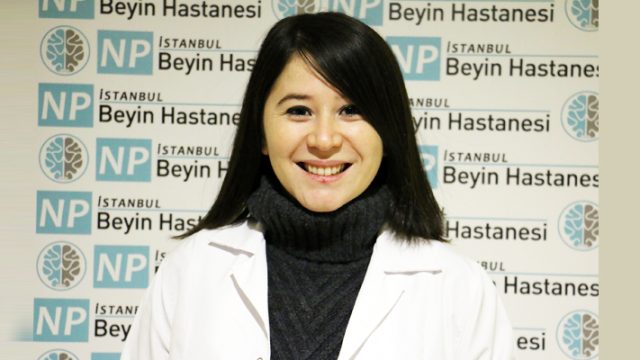 Baskı gören çocuk tırnak yiyor