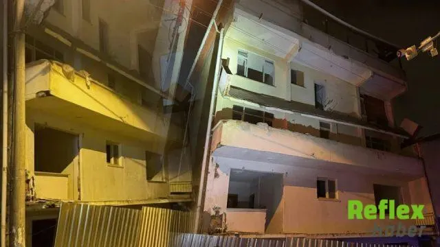 Darıca'da Boşaltılan Binanın Balkonu Çöktü, Komşu Bina Tahliye Edildi
