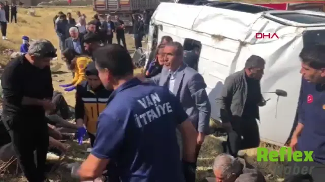 Van'da Tır İ̇le Yolcu Minibüsü Çarpıştı: Polis Memuru Yaşamını Yitirdi