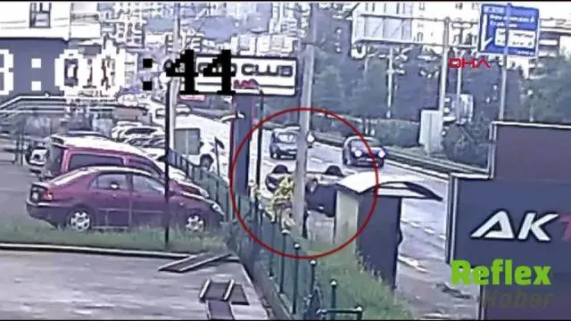Yomra'da Takla Atan Otomobil Ters Döndü: Sürücü Hastaneye Kaldırıldı