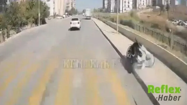 Edirne’de Motosikletin Direğe Çarptığı Anlar Kamerada
