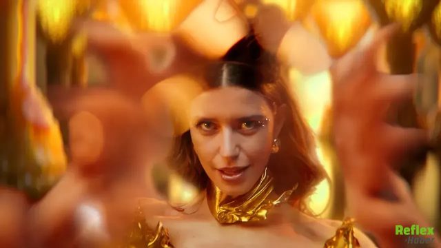 Beren Saat Klibinde Neden Arı Figürünü Kullandı? Mesajı Dikkat Çekti