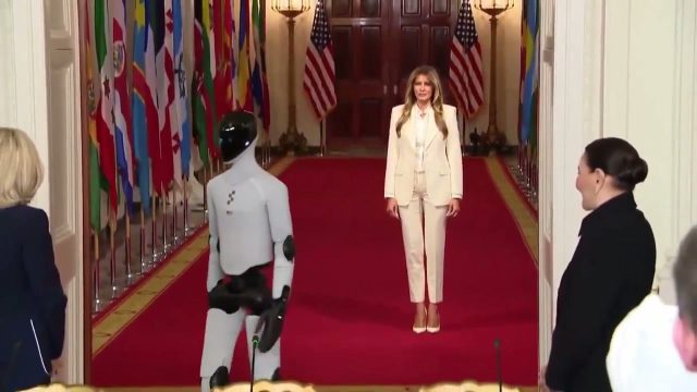 Beyaz Saray'da Eğitim Teknolojileri Zirvesi: Melania Trump'a Yapay Zeka Destekli Robot Eşlik Etti