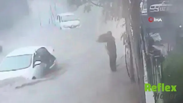 Ayazağa’da Sel Sularına Giren Esnaf Sürücüyü Ön Camdan Kurtardı