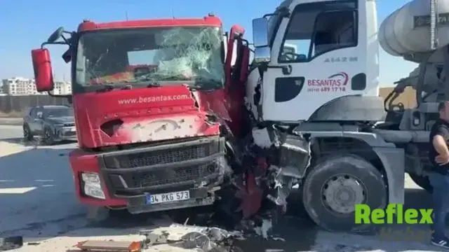 Beton Mikseri Refüjü Aşarak Karşı Araçla Çarpıştı