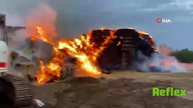 Yozgat’ta Yıldırımın İ̇sabet Ettiği Saman Balyaları Yandı