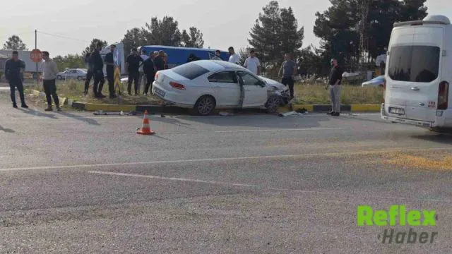 Çınar’da Otomobil İ̇le Tır Çarpıştı: 4 Yaralı