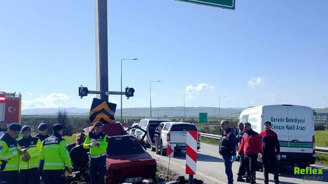 Bolu’da Feci Kaza: Yön Direğine Çarpan Otomobilde 1 Ölü 2 Yaralı