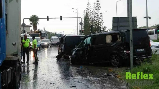 Manavgat’ta Kırmızı İşık İ̇hlali Zincirleme Kazaya Yol Açtı