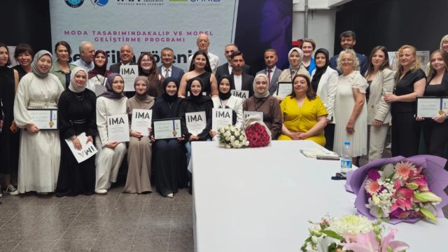 Bursa'da Moda Tasarım Programını Tamamlayan 16 Öğrenci Sertifikalarını Aldı