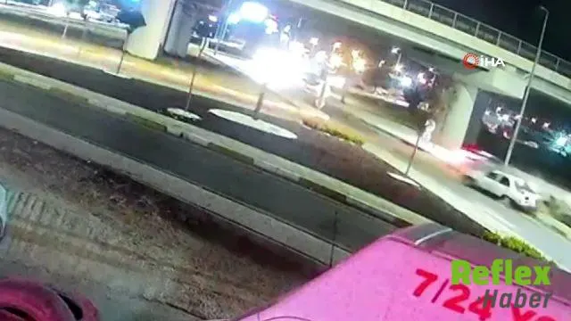 Bandırma’da iki otomobilin çarpıştığı kaza kameraya yansıdı