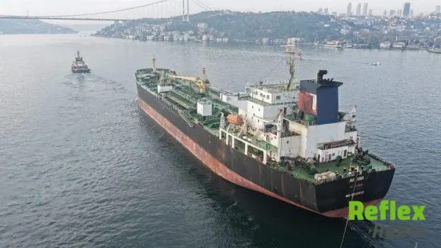 Ağır Hasarlı Tanker Ak Ana, İ̇stanbul Boğazı’ndan Geçti