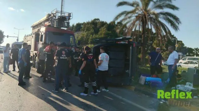 Antalya'da üç aracın karıştığı zincirleme kaza: 17 yaralı