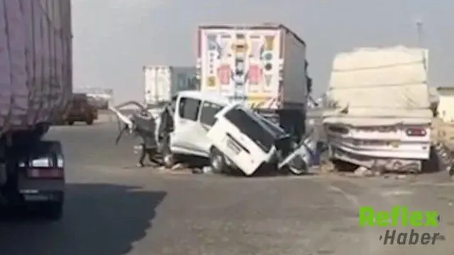 Kahire Yakınlarında Minibüs Ve Tır Çarpıştı: 10 Ölü, 24 Yaralı