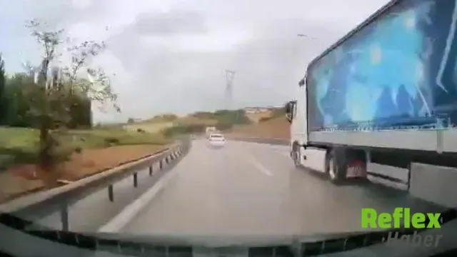 Bursa’da ıslak yolda hızını kesmeyen sürücü kaza yaptı | VİDEO İZLE