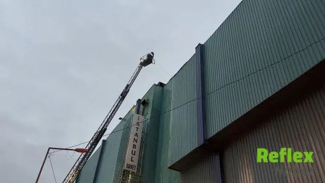 Bayrampaşa'daki Düğün Salonunda Çatı Yangını Söndürüldü Bayrampaşa'daki Düğün Salonunda Çatı Yangını Söndürüldü