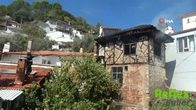 Muğla Menteşe'de Metruk Binadaki Yangın Söndürüldü