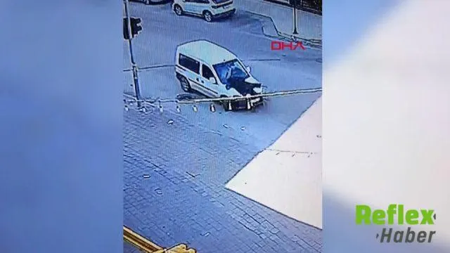 Adana'da Yere Yatarak Durdurduğu Aracı Çalıp Kaçtı