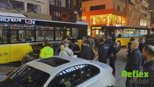 Küçükçekmece’de Minibüse Çarpan Otomobilde İ̇ki Kişi Yaralandı